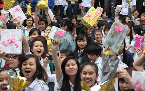 ĐH Đông Á xác lập kỷ lục “Số người tham gia gói quà nhiều nhất, nhanh nhất để làm từ thiện”